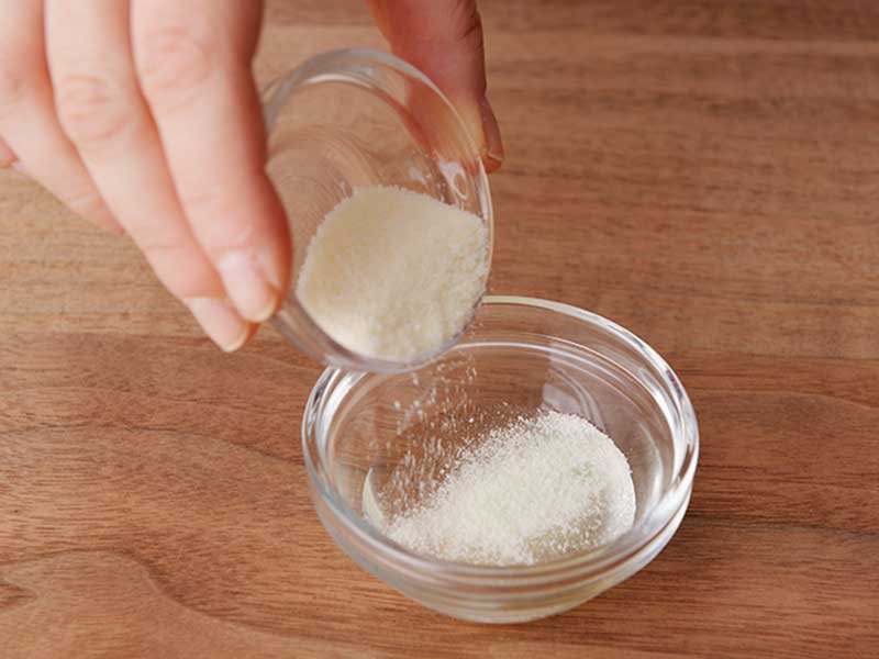 Aの水にゼラチンを混ぜて、ふやかしておきます。