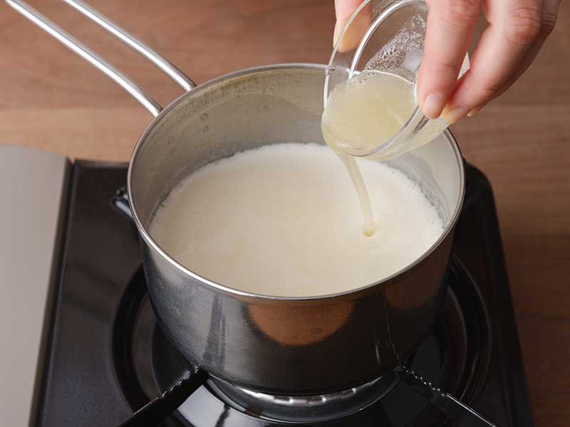 豆乳と甘酒を鍋に入れ、弱火にかけ、焦げないように時々かき混ぜながら、湯気がふわふわと上がるまで加熱し、火を止めます。