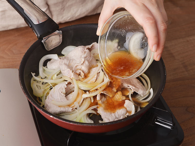 火を弱めてAの調味料を入れて、全体に味を絡めます。器に盛ったご飯にのせて完成です。