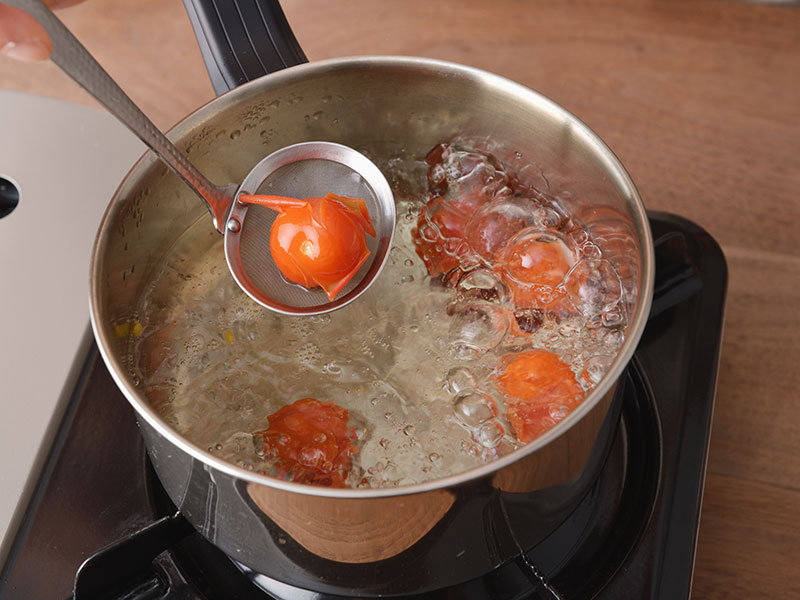 沸騰した湯にくぐらせ、水に取ります。