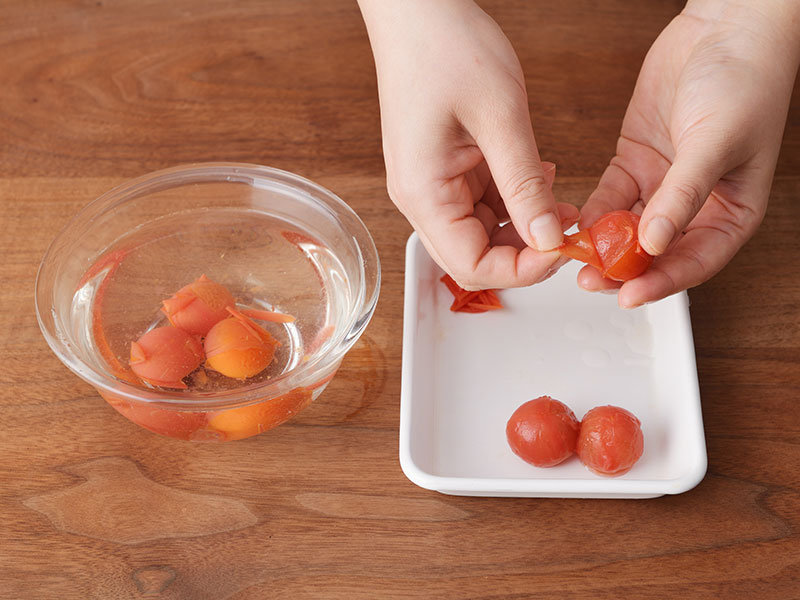 2の皮をむき、半分に切ります。