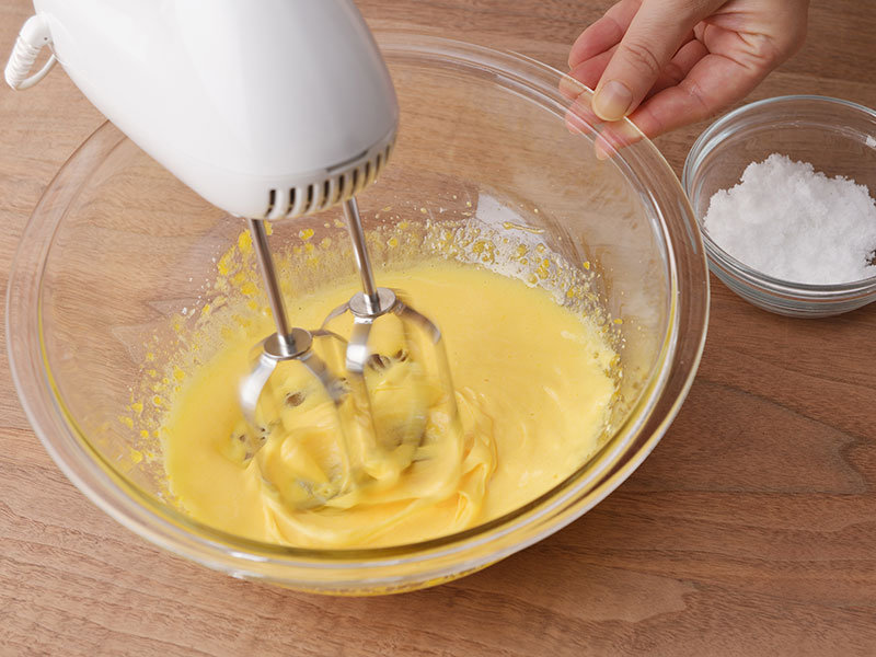 ボウルに卵黄、砂糖1/2量を入れ、白っぽくなるまで泡立てます。3とレモン汁を加えて混ぜ、さらに米粉を混ぜ合わせます。