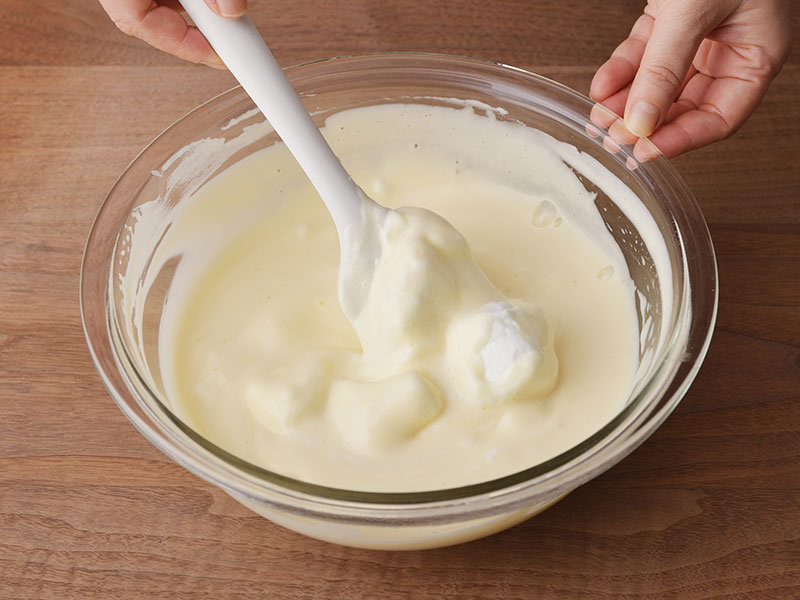 4にメレンゲを1/3量加えて混ぜ、残りのメレンゲを2回に分けて入れ、泡を潰さないよう切るように混ぜます。