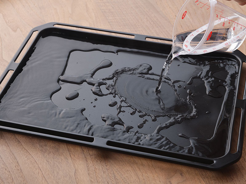 1の型に6を注ぎ入れて表面を平らにします。湯を張った天板におき、予熱したオーブンで40分ほど蒸し焼きにします。