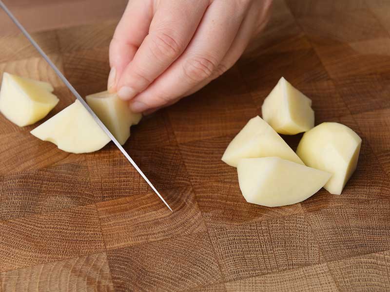 玉ねぎはみじん切りにします。じゃがいもは皮をむいて芽を取り、小さめの乱切りにします。