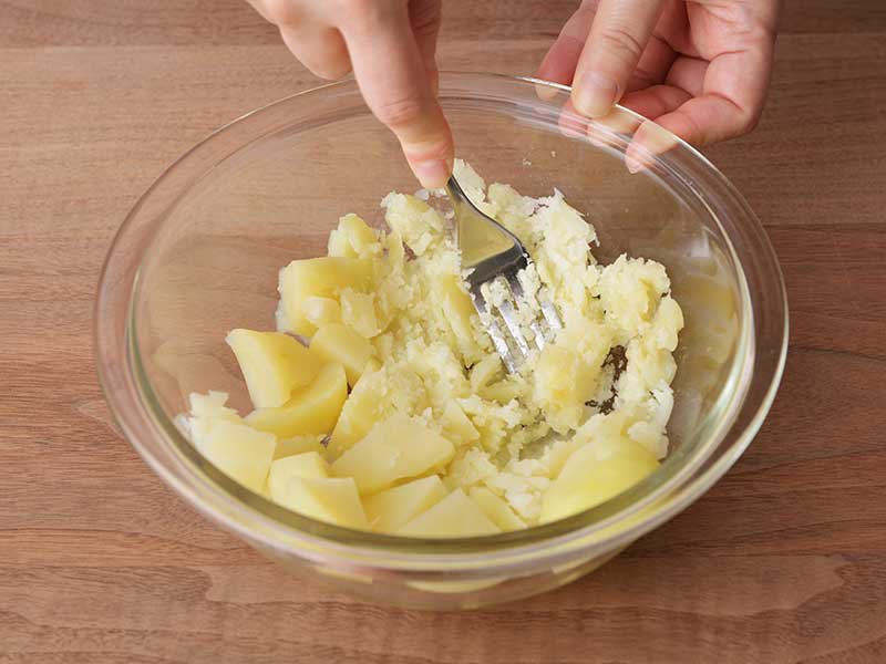 2を熱いうちにフォークなどでつぶし、粗熱を取ります。