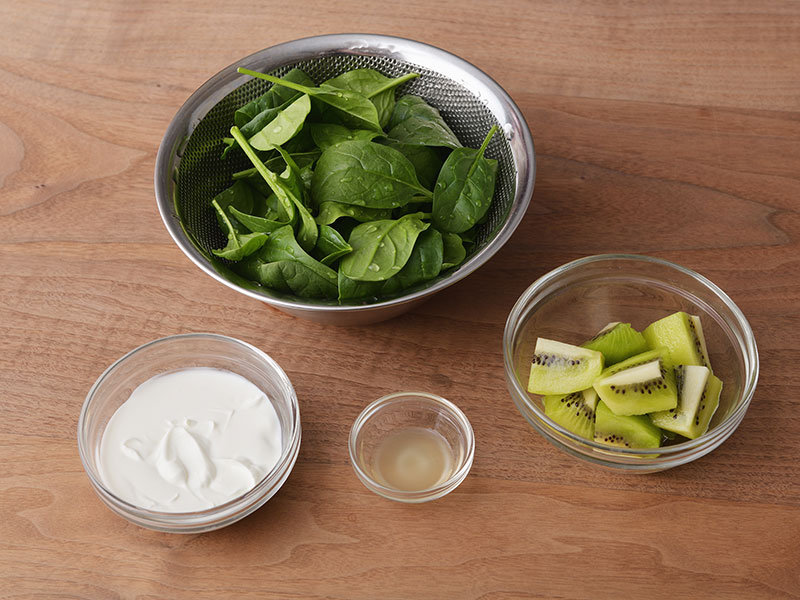 ほうれん草は4〜5cm幅に切り、キウイは皮をむき、適度な大きさに切ります。