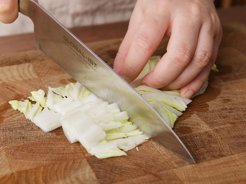 白菜は繊維を断つように、1cm幅に切ります。ハムも1cm幅に切ります。卵は溶きほぐします。