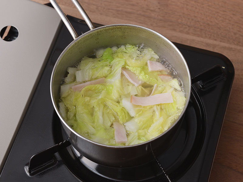 鍋に分量の水を入れて、中火にかけて沸騰させます。火を少し弱め、白菜とハムを入れ5分ほど煮ます。