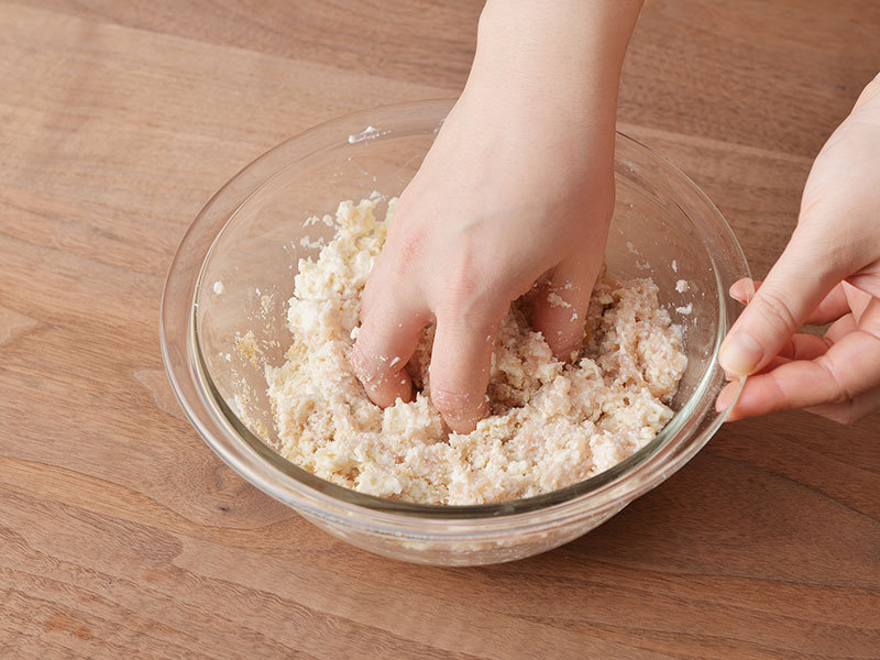 ボウルにハンバーグのたねの材料を入れて粘りが出るまでよく混ぜ合わせます。人数分に分けて丸め、形を整えます。