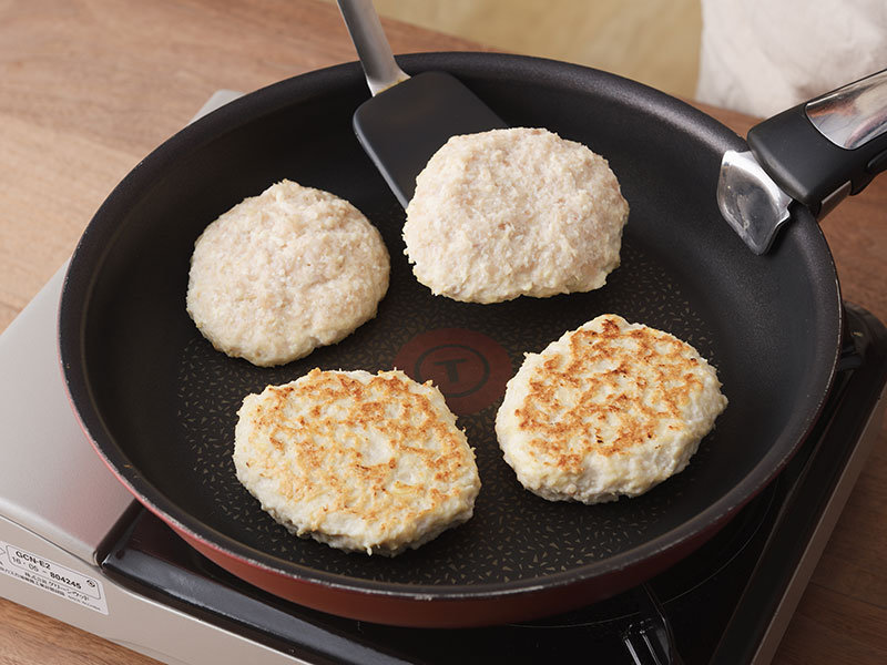 フッ素樹脂加工のフライパンを中火で熱し、1を並べ、片面がきつね色になるまで焼きます。