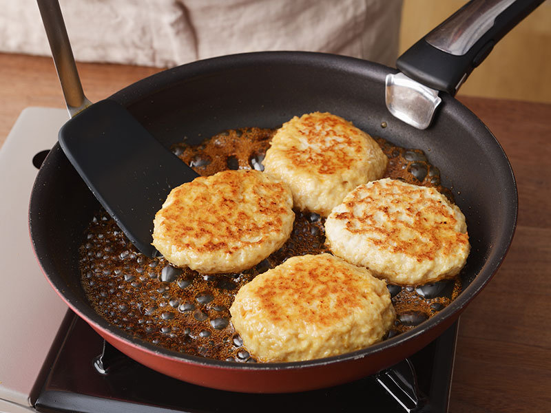 裏返して蓋をし、弱火で5分ほど焼きます。中まで火が通ったら弱火にしてたれの調味料を加えて、煮絡めて火を止めます。