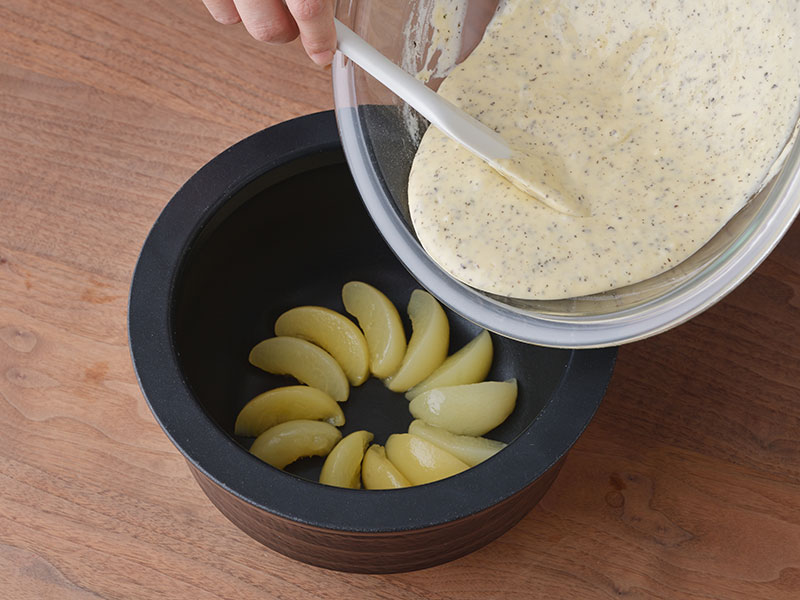 炊飯器に生地を入れている様子