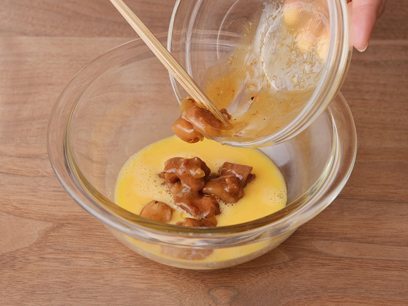 耐熱容器に卵を入れてよくほぐします。焼鳥缶を加え、軽く混ぜ合わせ、ふんわりとラップをかけます。