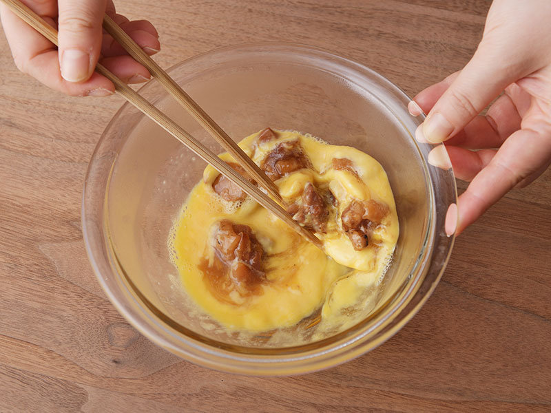 電子レンジ（600Ｗ）で１分加熱し、一度取り出して軽く混ぜ、更に１分加熱し、1分そのままおきます。