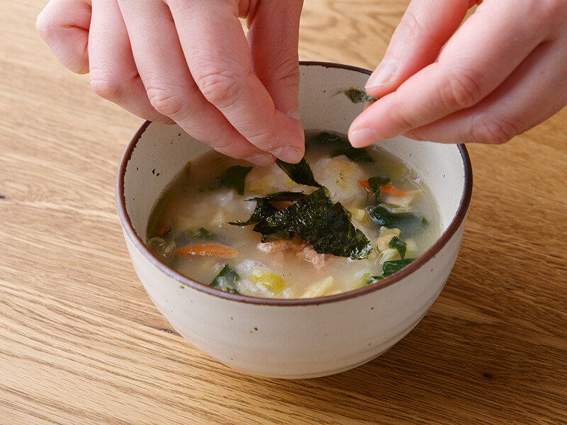 おなかにやさしいレシピ:コンビニおにぎりで簡単みそ雑炊