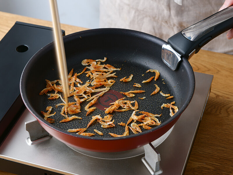 おなかにやさしいレシピ:セロリとさくらえびの炒めもの