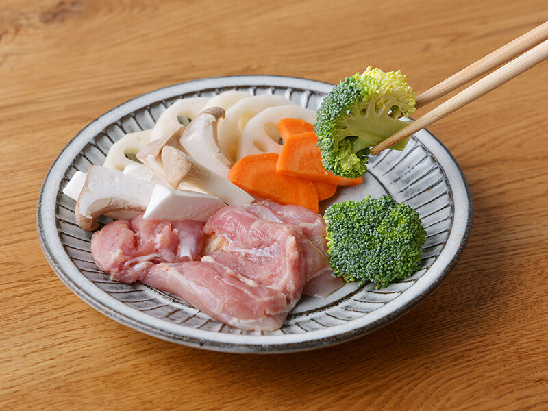 おなかにやさしいレシピ:レンジでお手軽 鶏と野菜のねぎ塩だれ