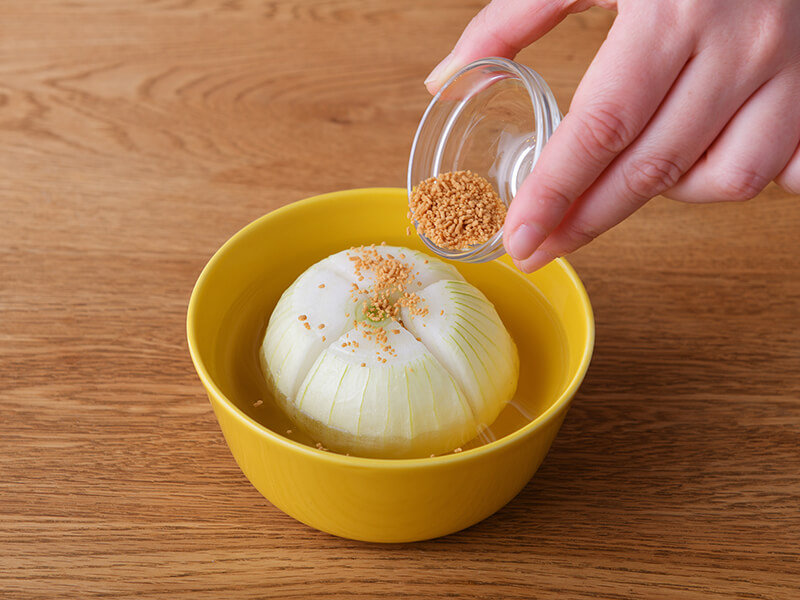 おなかにやさしいレシピ:レンジで作る新玉ねぎのスープ