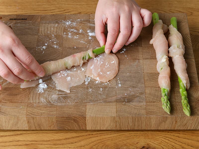 おなかにやさしいレシピ:鶏むね肉のアスパラ巻