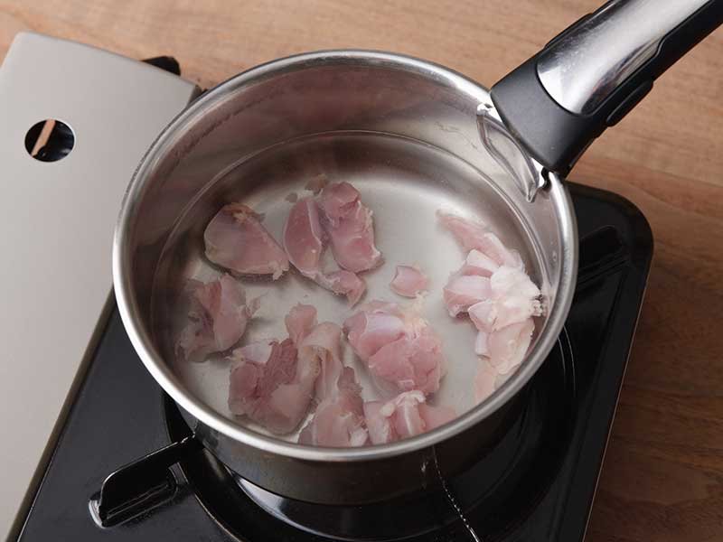 鍋にAの水、1の鶏肉を火にかけます。鍋底から少しフツフツとしてきたら弱火にし、鶏がらスープの素を入れます。