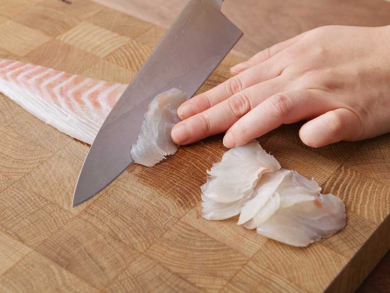 白身魚は柵を薄切りにします。（お店でしゃぶしゃぶ用とお願いすると切ってもらえることもあります。）