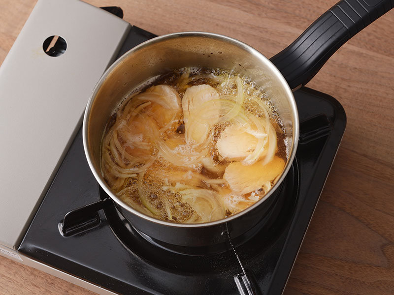 鍋にAとサラダチキン、玉ねぎを入れて沸騰させます。