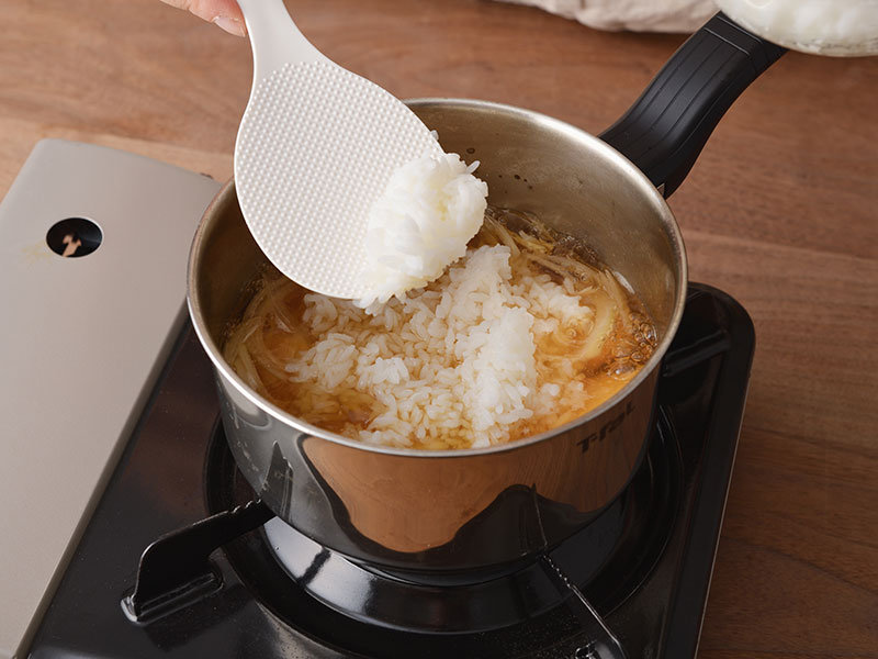 中火にし、ご飯を加え、5分ほど煮ます。