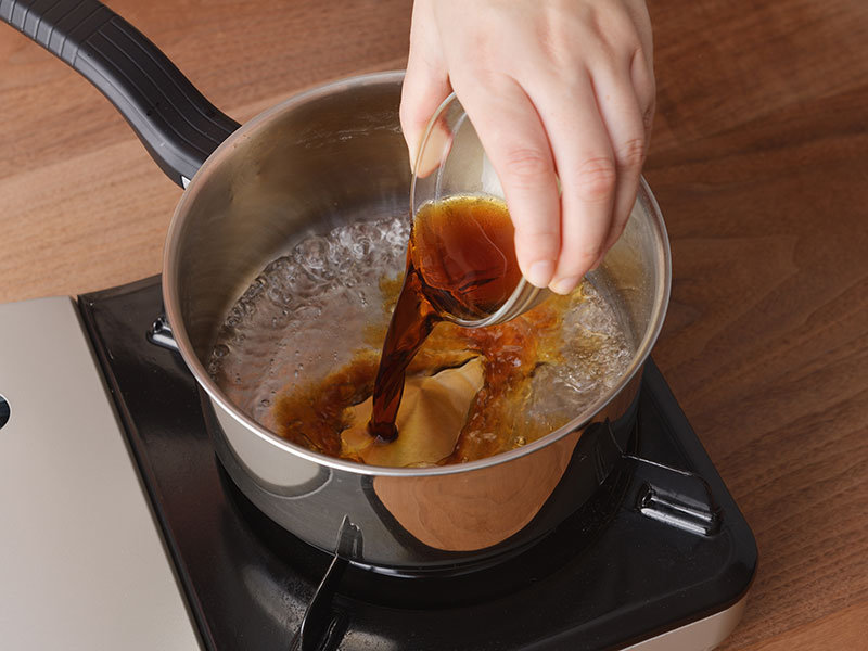 めんつゆと水を鍋に入れて中火で沸騰させます。