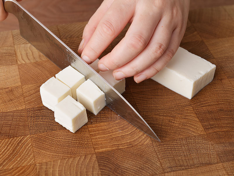豆腐は食べやすく切ります。