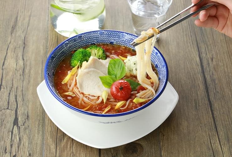 バジルチーズを溶かして食べる！米粉のトマトラーメン