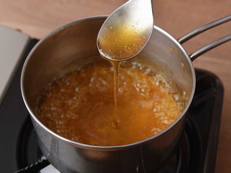 水溶き片栗粉を加えかき混ぜたら、再び弱火にかけます。5の餃子の上にかけて出来上がりです。