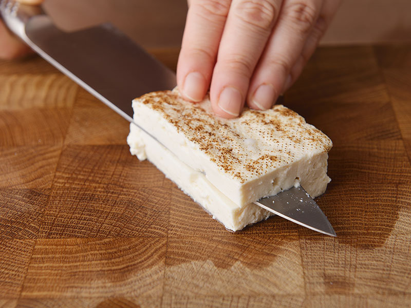豆腐は厚みを半分にし、食べやすい大きさに切ります。水溶き片栗粉の材料を混ぜ合わせます。