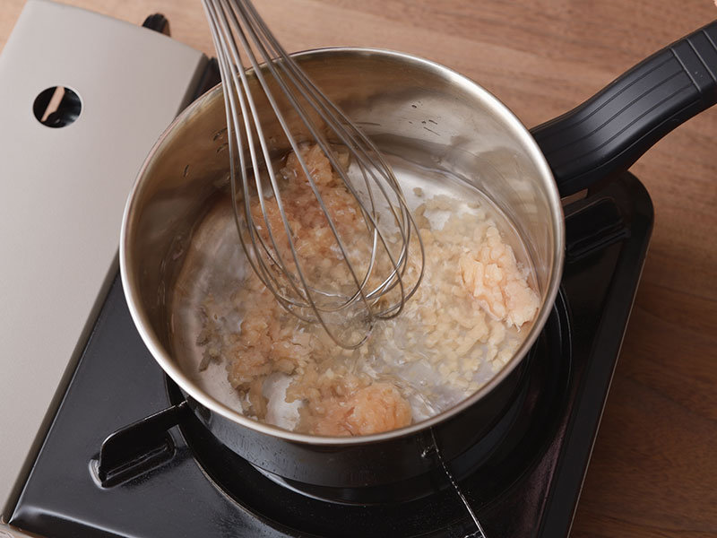 鍋に水とひき肉を入れて、泡立て器か菜ばしで混ぜてから火にかけます。沸騰したら弱火にして、砂糖、しょうゆ、酒を入れます。