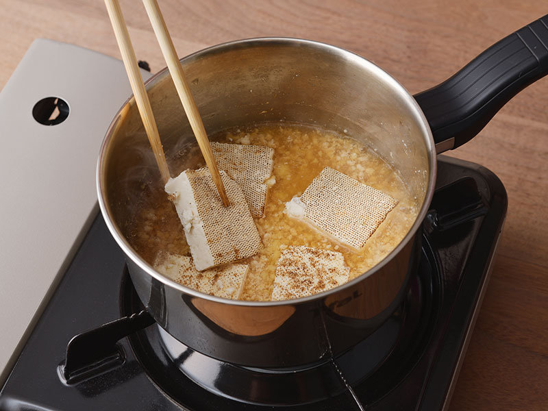 豆腐としょうがを加えて弱火で煮ます。