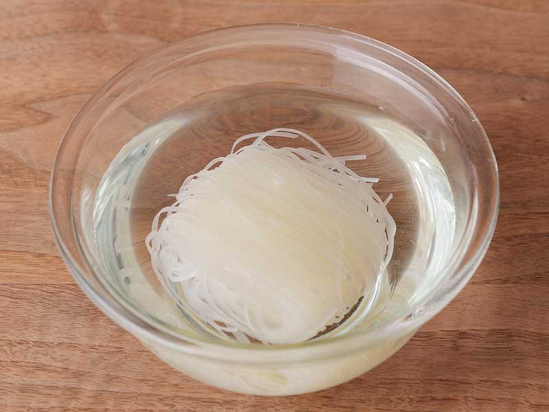 フォーは水(分量外)30分ほどつけ、ざるにあげます。