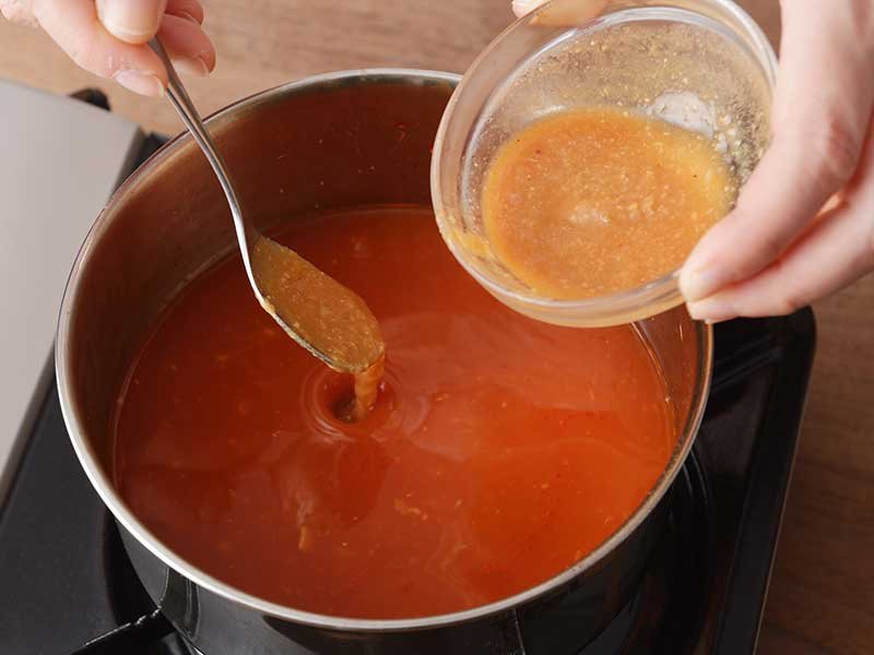 サラダチキンを取り出し、みそを溶き入れます。1の麺を加えて、中火にし、ひと煮立ちさせます。