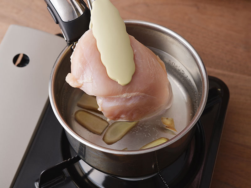 たっぷりの湯を沸かし、鶏肉としょうがを入れます。弱火にして5分ほど加熱します。火を止めて蓋をし、30分ほどおきます。